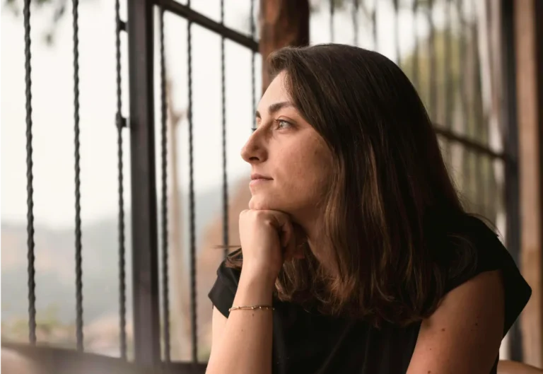 Femme cadre de 45 ans en introspection – coaching professionnel pour réalignement de carrière