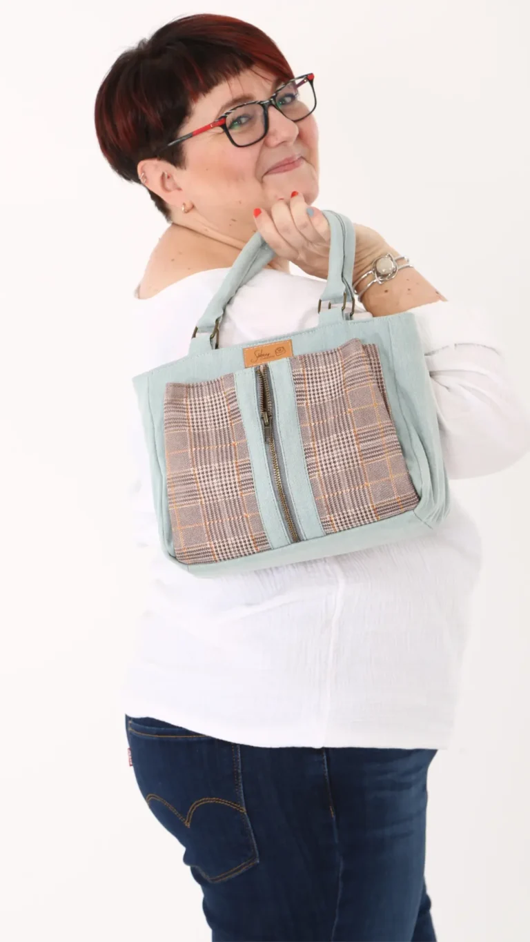 Solange Desabaye – posture joyeuse et complice, photo incarnant l’esprit Happycultrice