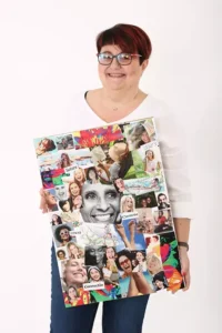 Femme souriante tenant un collage représentant son parcours de coaching — réalignement, joie, confiance en soi